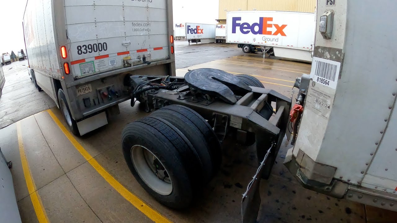 ДЕНЬ В FEDEX LINEHAUL TRUCKS: У МЕНЯ ПЕРЕСТАЛО РАБОТАТЬ СЕДЛО-КОЛЕСО, И МНЕ ПРИШЛОСЬ СМЕНИТЬ ГРУЗ...