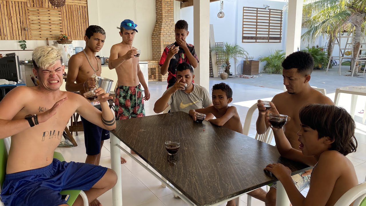 TROLAMOS TODOS OS YOUTUBERS DA CASA COM OVO CRU NO CAFÉ!