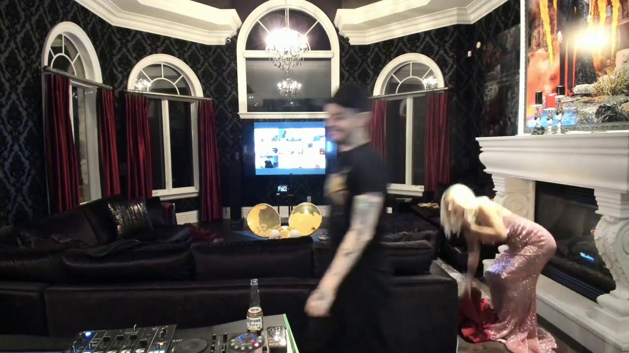 Kelly Drops Accidentally the Mau5head
