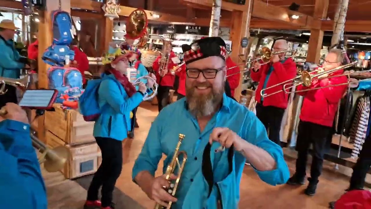 Dweilorkest Dinges Emmen bij 25e Schutrups Wandeldag