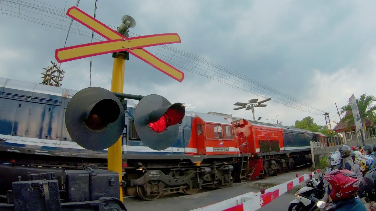 Triple headed baru palang kereta api perlintasan ka tanjungkarang lampung