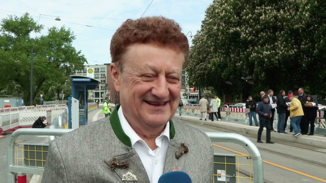 Tram 17 fährt wieder auf der Ludwigsbrücke in München