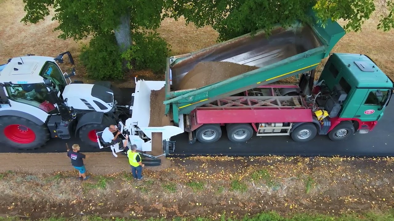 Stehr Banketteinbauzug | Bankettfertiger und Plattenverdichter am Traktor