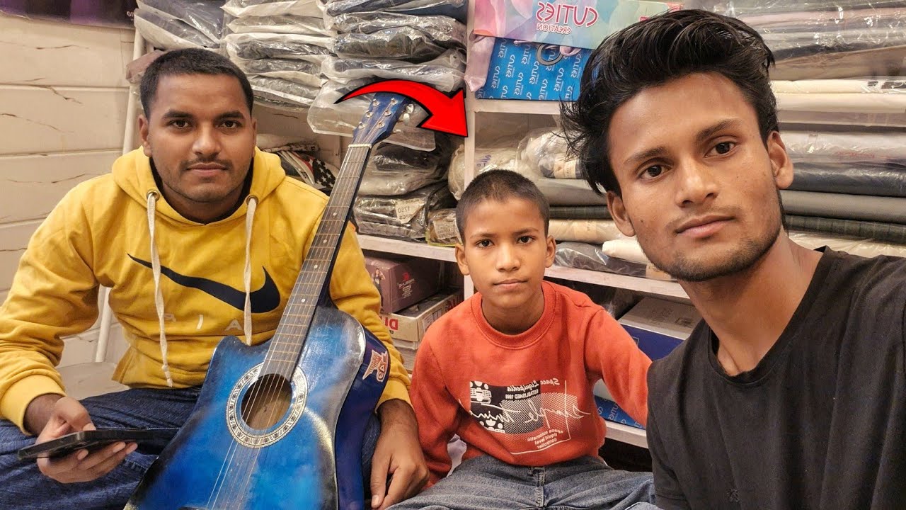 100 Subscribers Complete 🥰Amann ने Guitar 🎸 Bajaya l Amann Vlogs Official 