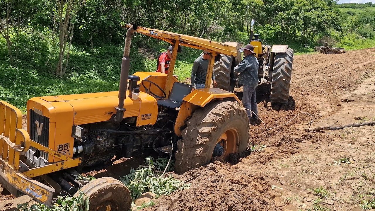 Trator valmet 85 se atolou no riacho,o valmet 65 foi desatolar
