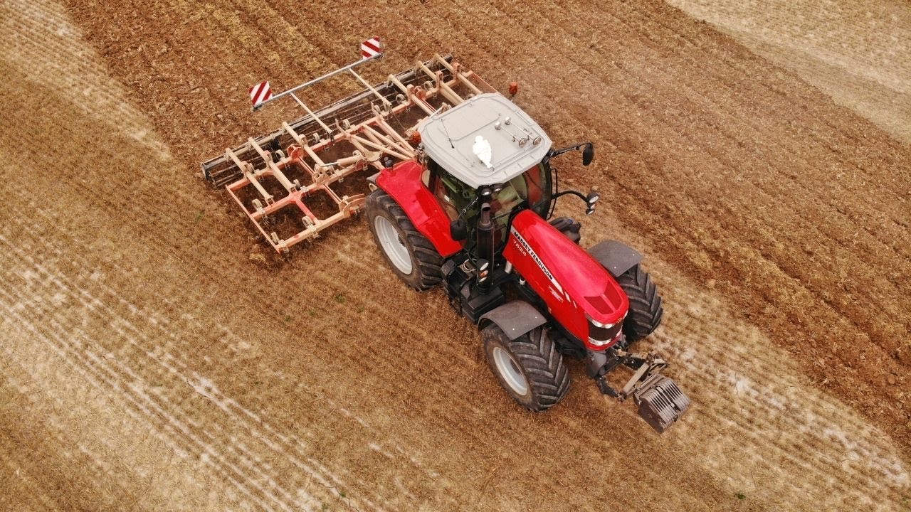 Déchaumage 2020 avec un Massey-Ferguson 7624 et un Quivogne !