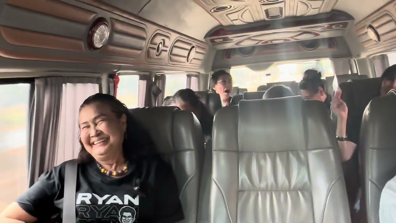 แม่ๆงานยุ่ง นั่งรถเตรียมทำมาลัยเตรียมเงินใส่ซอง