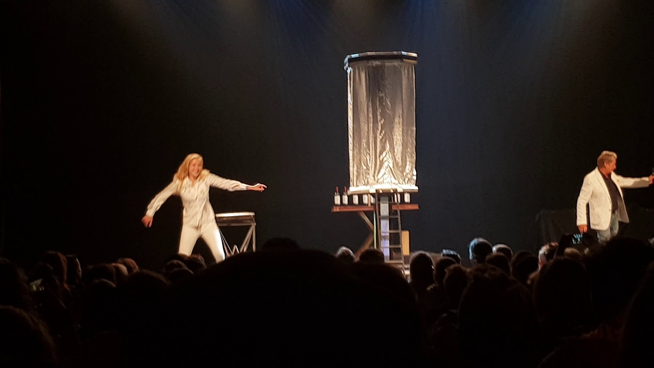 Hans en Steven Kazàn veranderen assistente in Victor Mids - Lowlands 2019