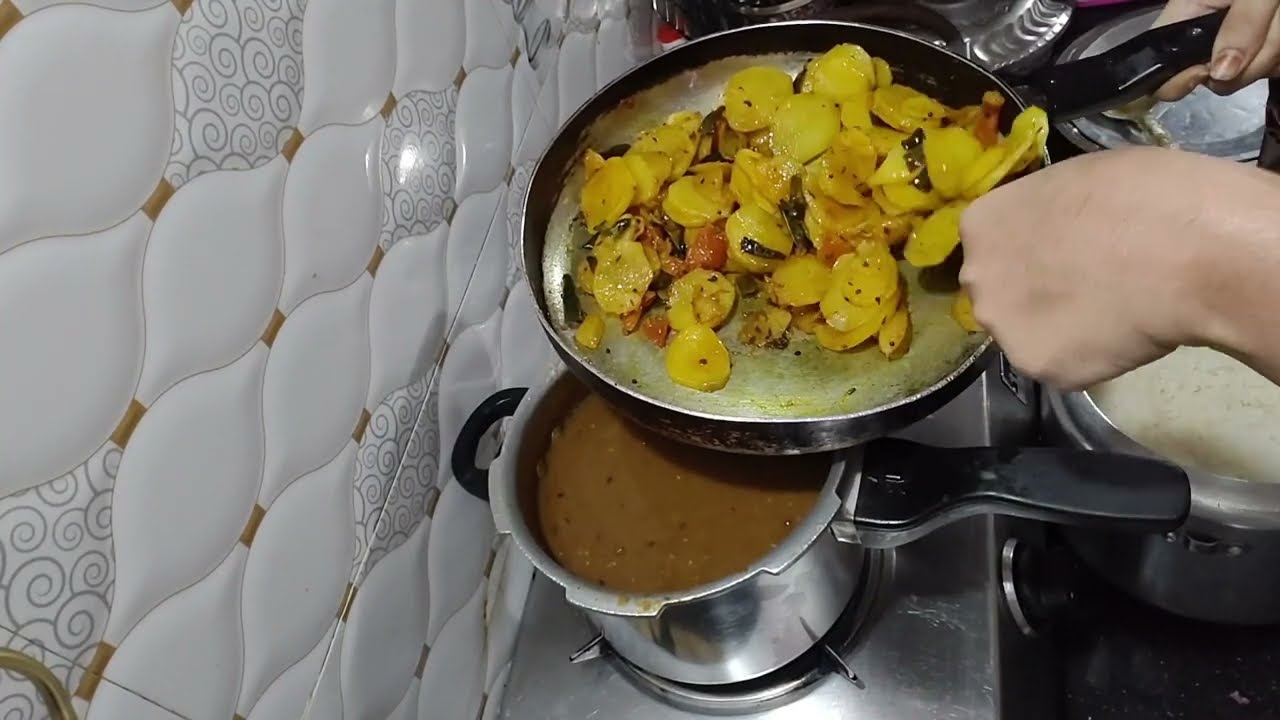 Aaj humne banaya #akh masur ki daal# aur aalu ki bhaji#food #cooking #viral #video #🥔🍅🤤👌🔥😋🥘