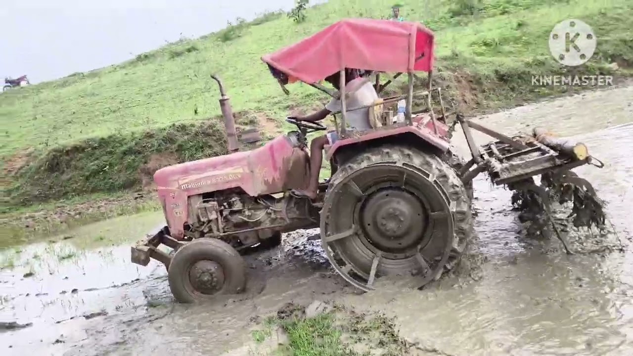 Khet me mitti kam pathal jyada hai. || Struggling of tractor for cultivating the field||