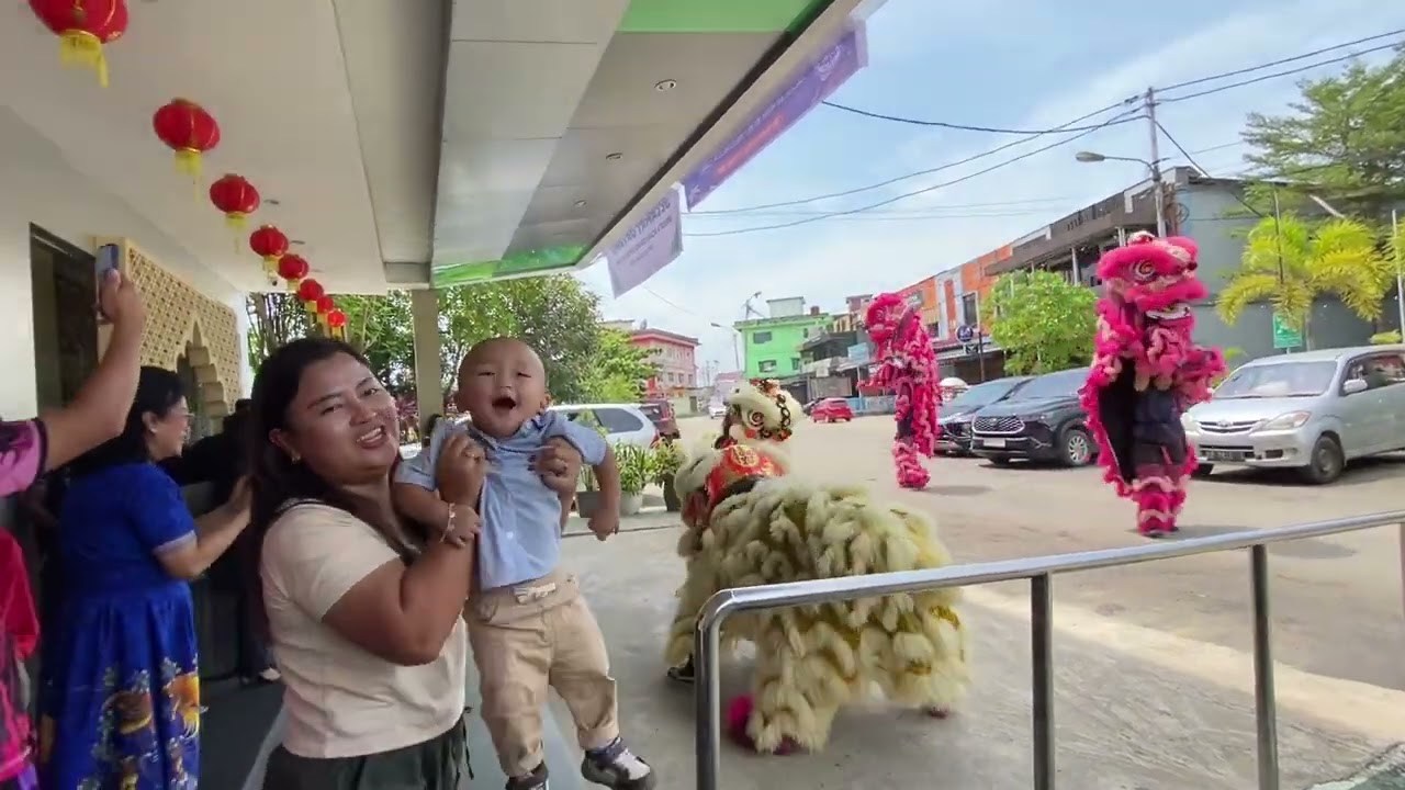 Kenrich kasi angpao ke barongsai lagi 🥰
