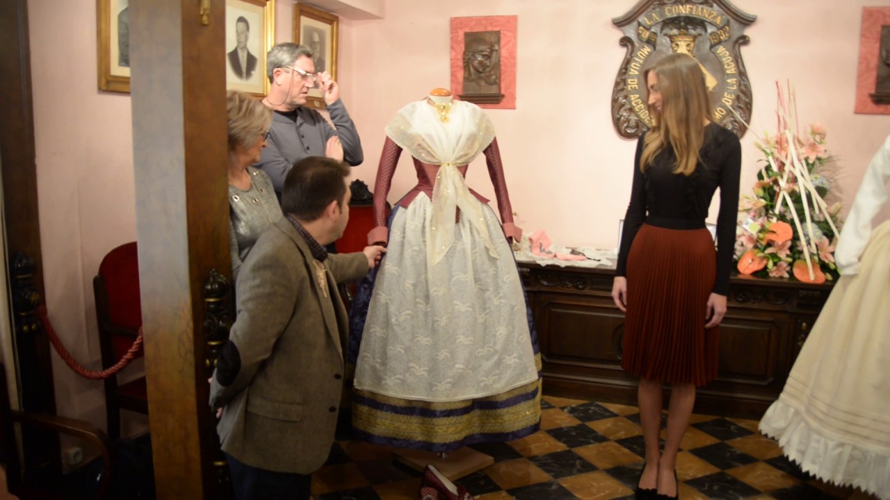 Juan Carlos Cañabate explica al detalle el traje de la Fallera Mayor de Valencia, Raquel Alario
