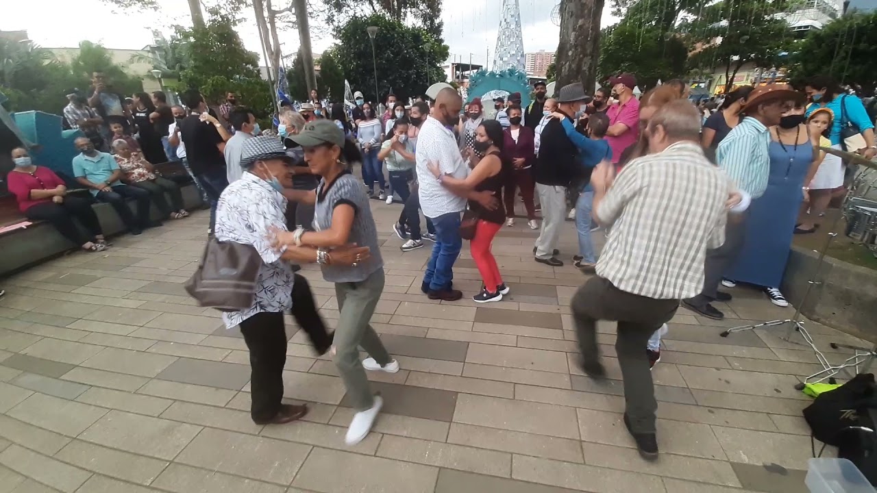 Alberto y Nidia bailan el descachalandrado en el parque de Bello.