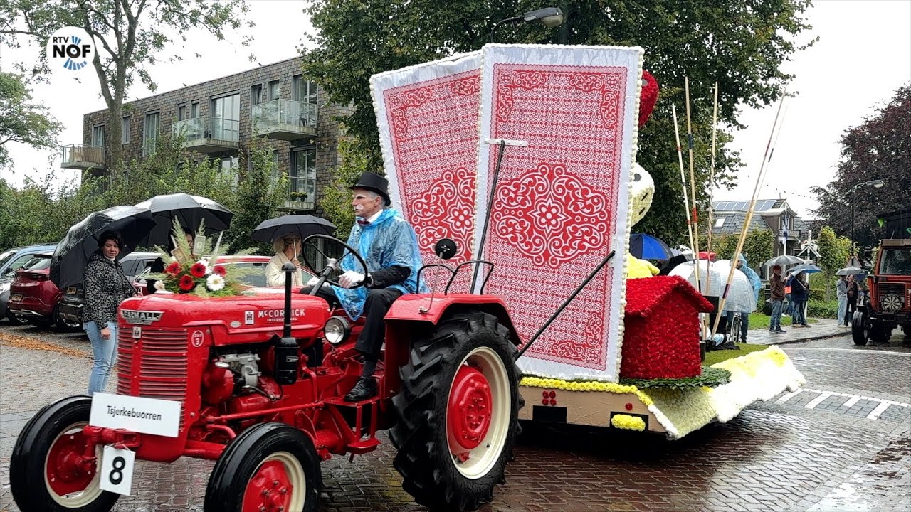 Zware regenval wint de strijd tijdens optocht Garyp