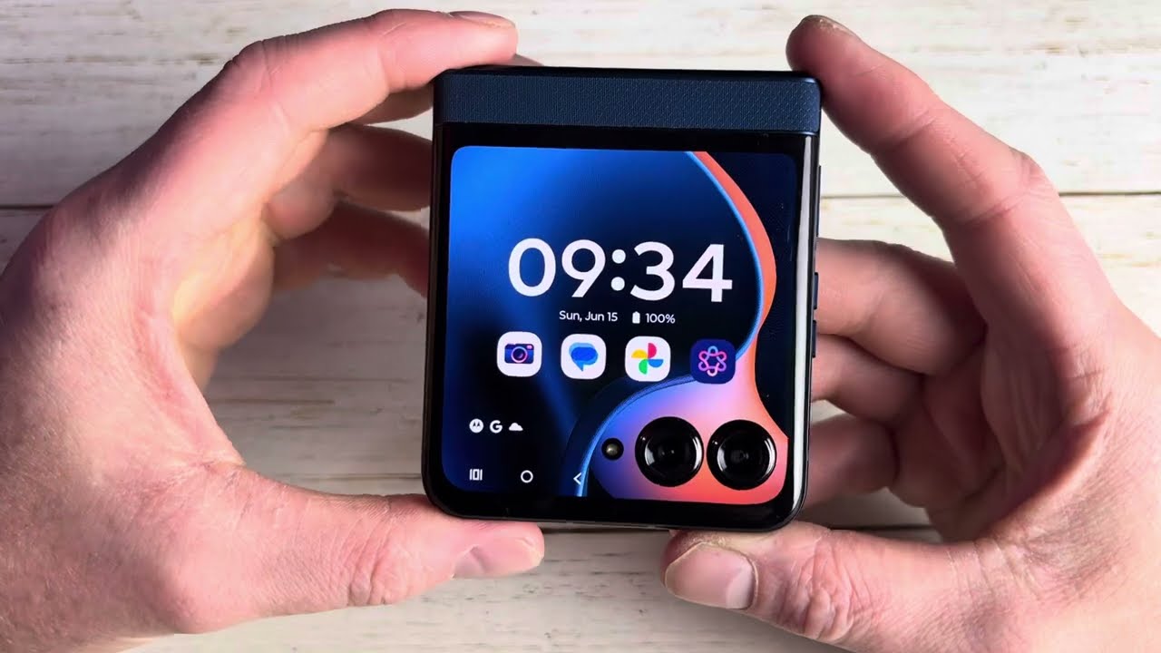 Using The 2025 Motorola Razr External Display