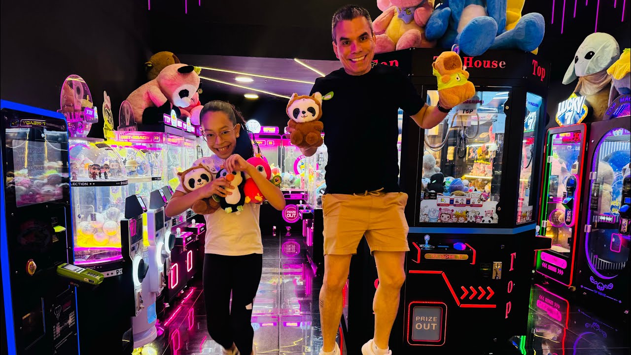 Diversão em família! Isa e o papai tentando pegar o urso 😍🎯