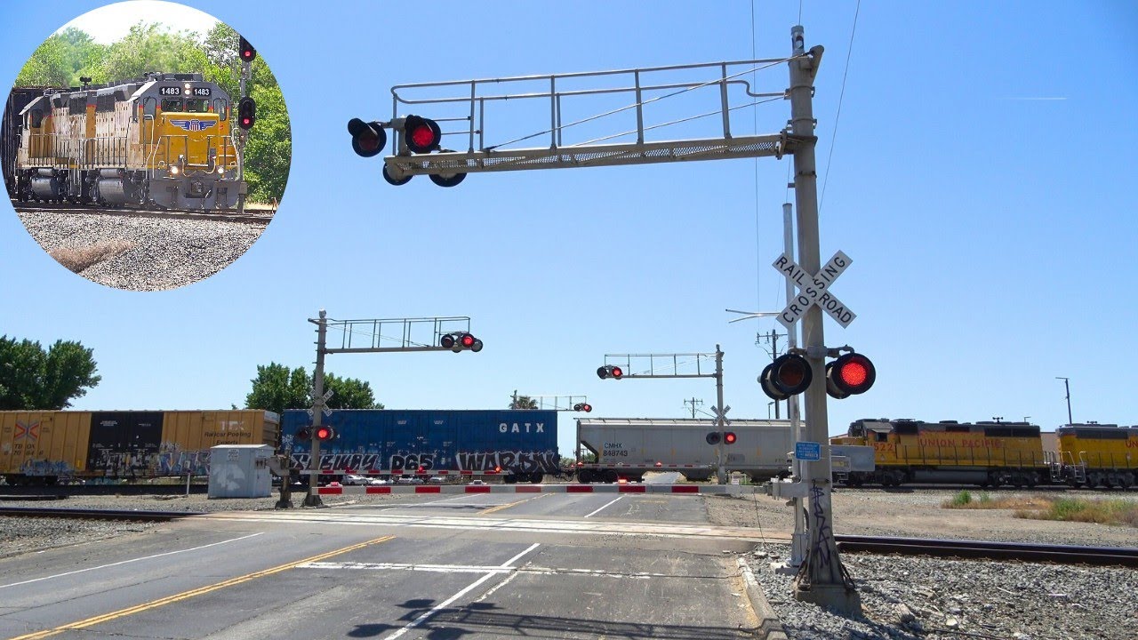 UP 1483 LRS51 Local Switching AMG Resources - McKinley Ave. Railroad Crossing, Lathrop CA 4 Gates
