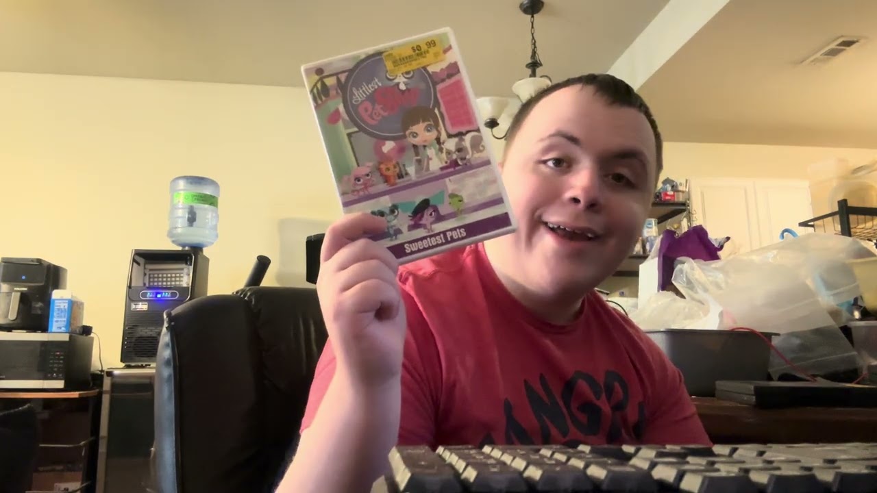 Распаковка VHS-кассет (но на самом деле это были DVD-диски).