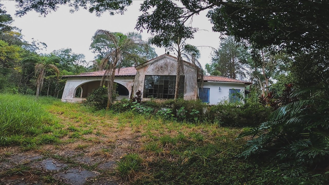 ESSA MANSÃO TEM MAIS DE 100 ANOS E ESTA ABANDONADA E ESQUECIDA NO MEIO DA FLORESTA ! *SURREAL*