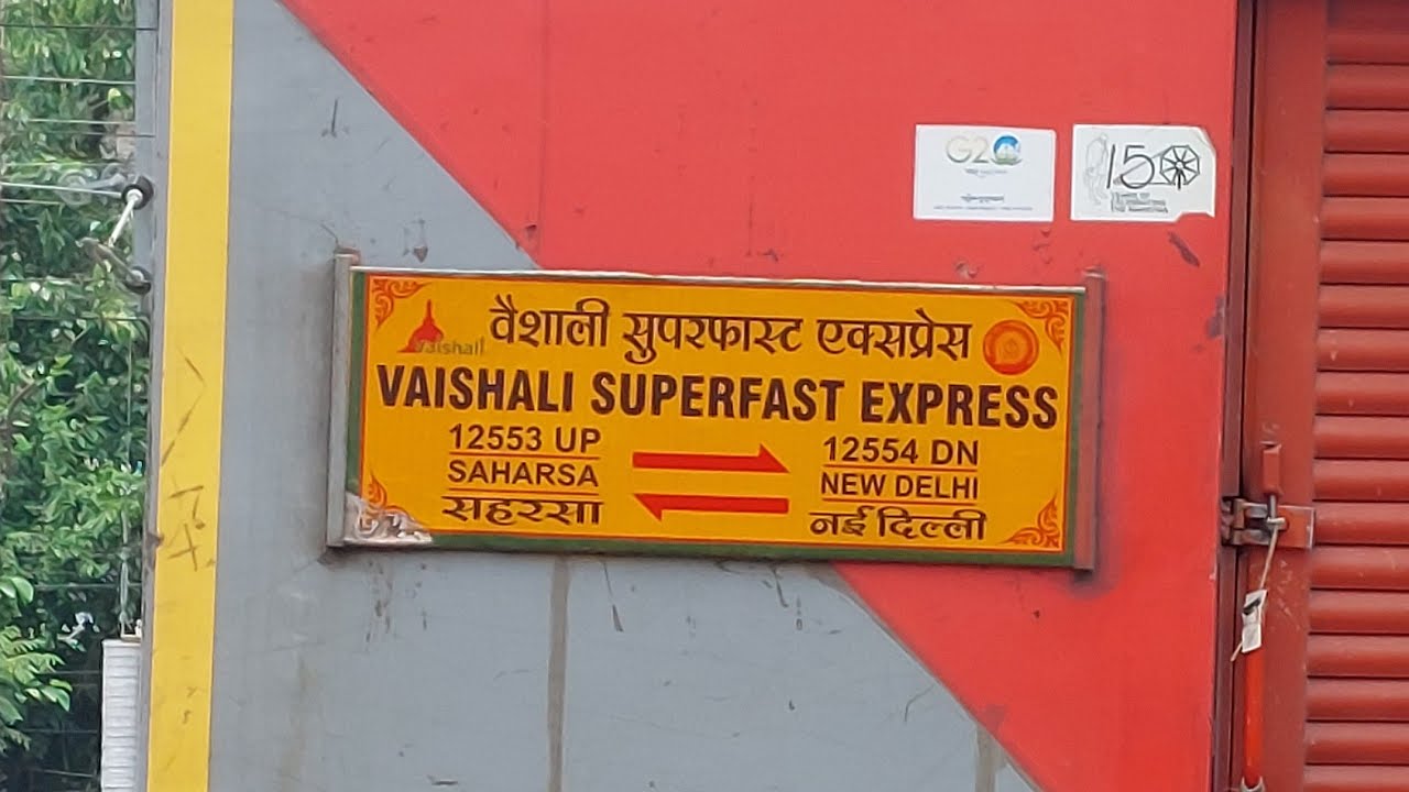 Train No. 12553 Saharsa Nes Delhi Vaishali Express arriving Muzaffarpur with CNB WAP7 30793