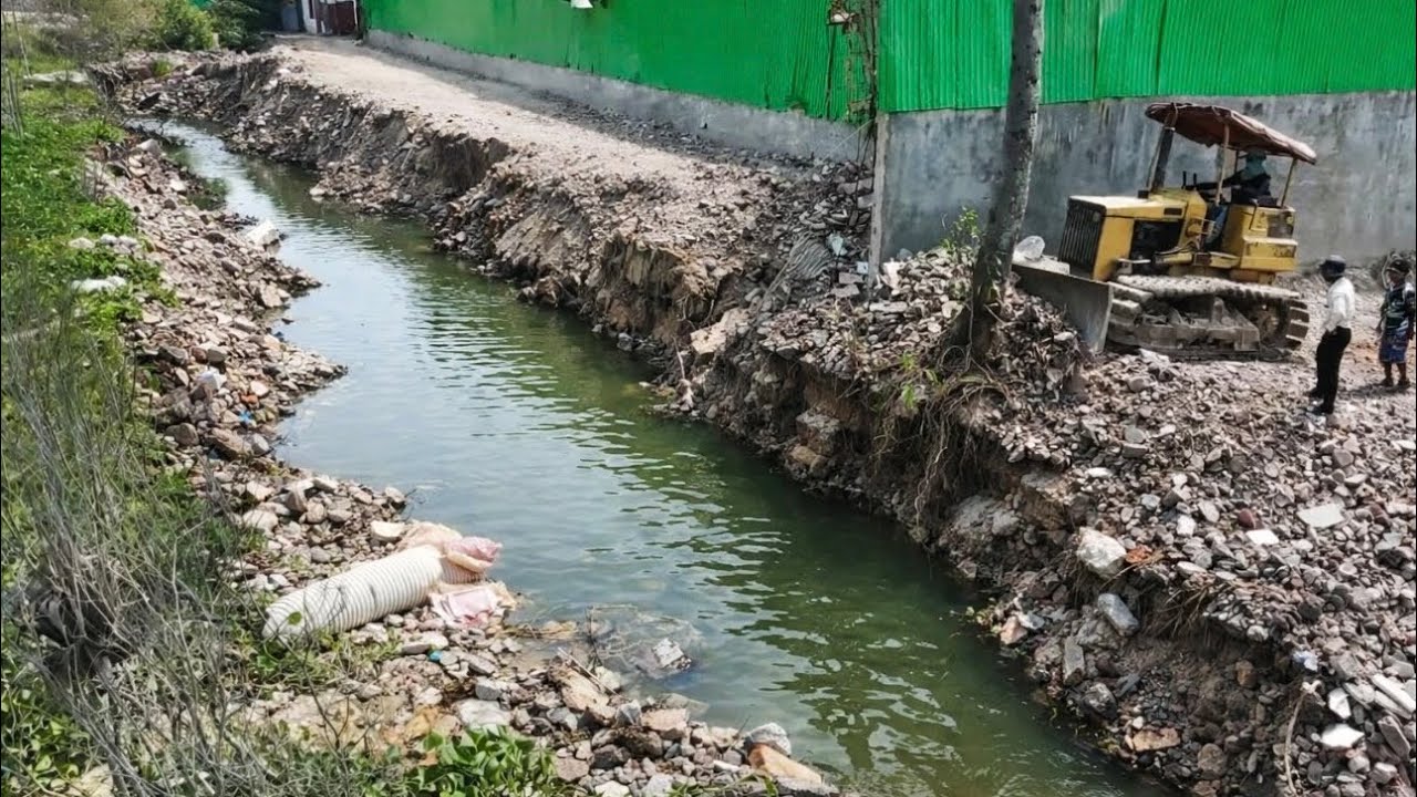 Small Bulldozer Pushing Bury Crack With 5T Dump Trucks