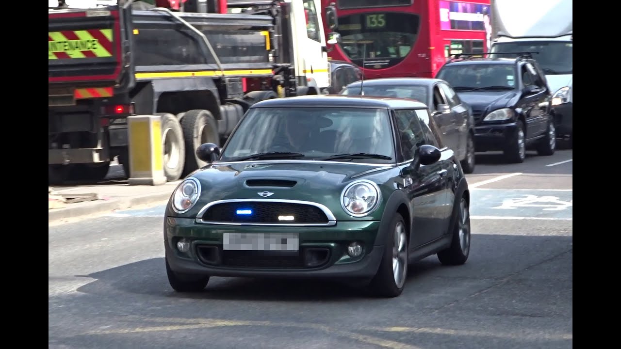 3x Unmarked Police Cars Responding London