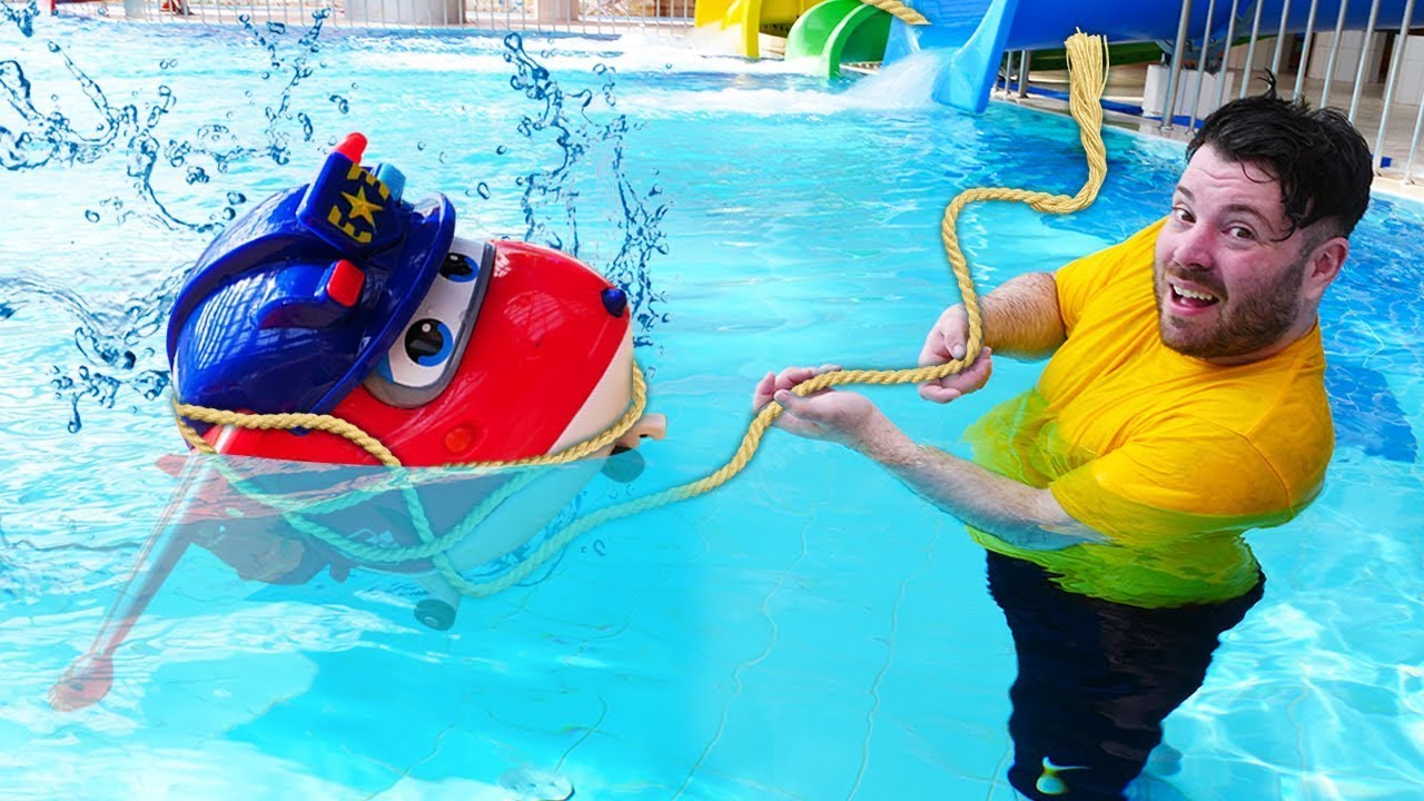 Scuola divertente e cartoni animati per bambini! Paw Patrol salvano i giocattoli in piscina!