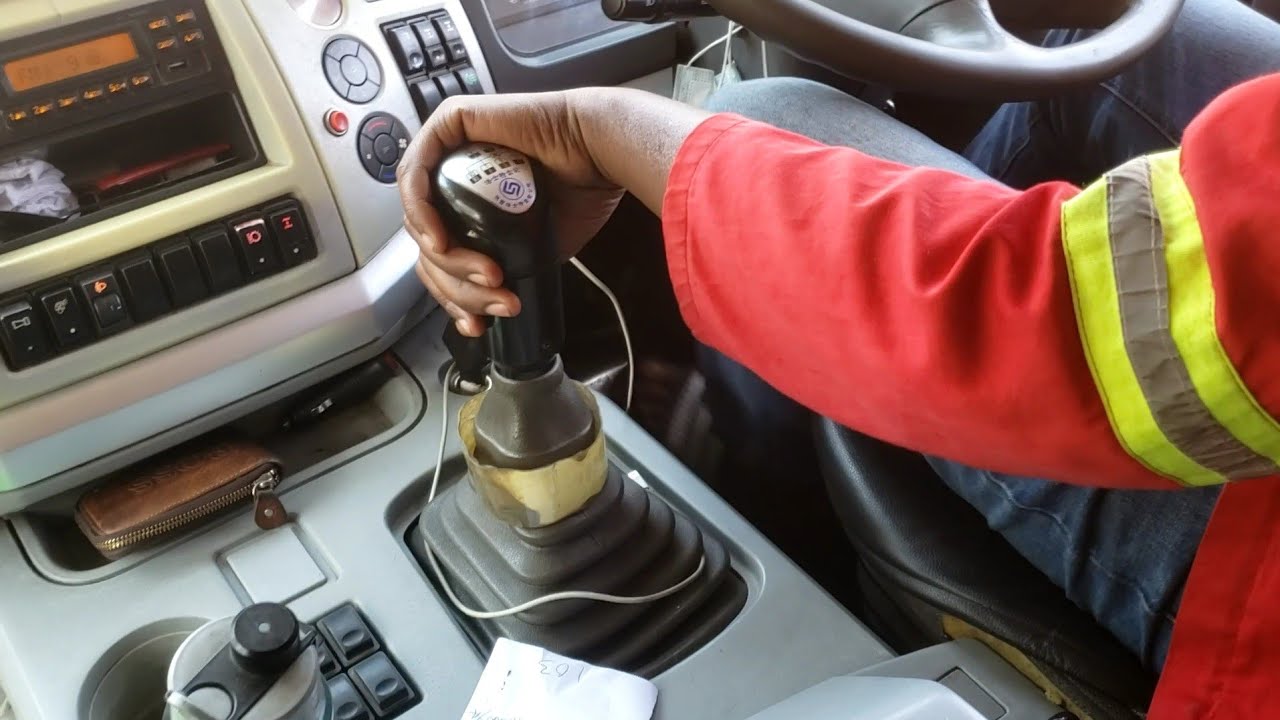 Shift/Change down a 12 speed Manual loaded truck 🚚 (Realtime)