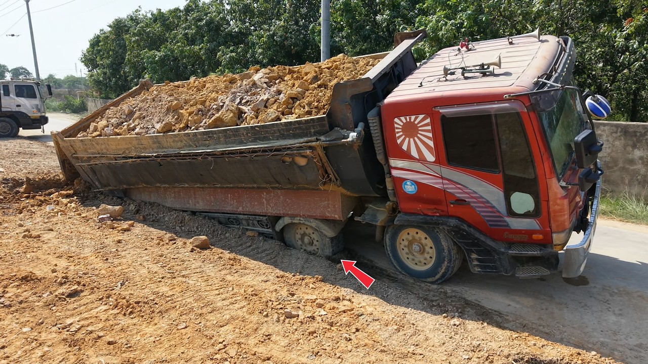 Incredible landfill! Dump Truck 25ton Driver Back Uploading overturned Rescue Bulldozer Komatsu&hellip;