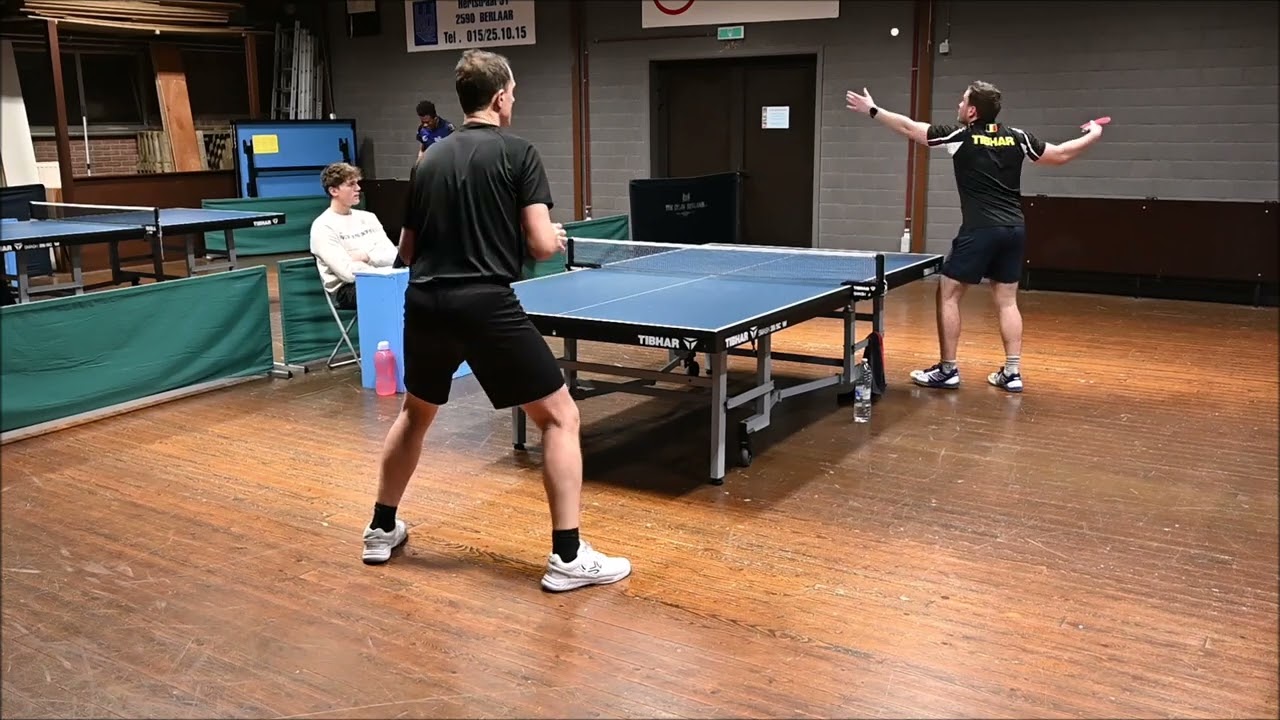 VINCENT VAN HOVEN B2  (Berlaar) tegen STIJN BOGAERT B4 (Gullegem)