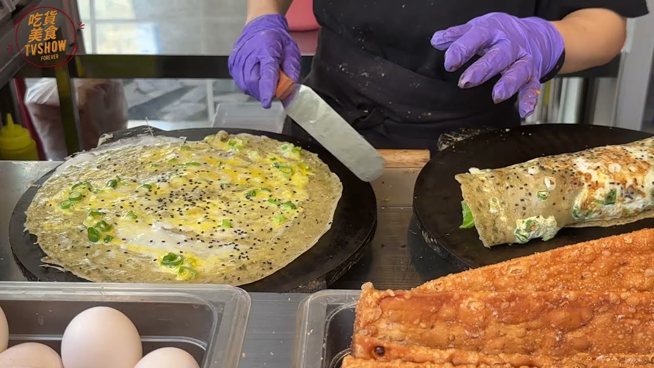 煎餅果子—台灣街頭小吃.台南 Pancake rolled with crisp fritter Taiwan street food  家個蛋煎餅