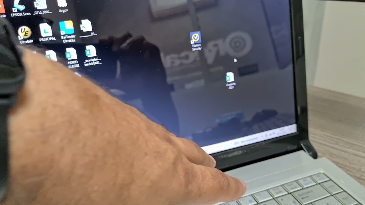Como conectar Notebook em um monitor ou projetor externo