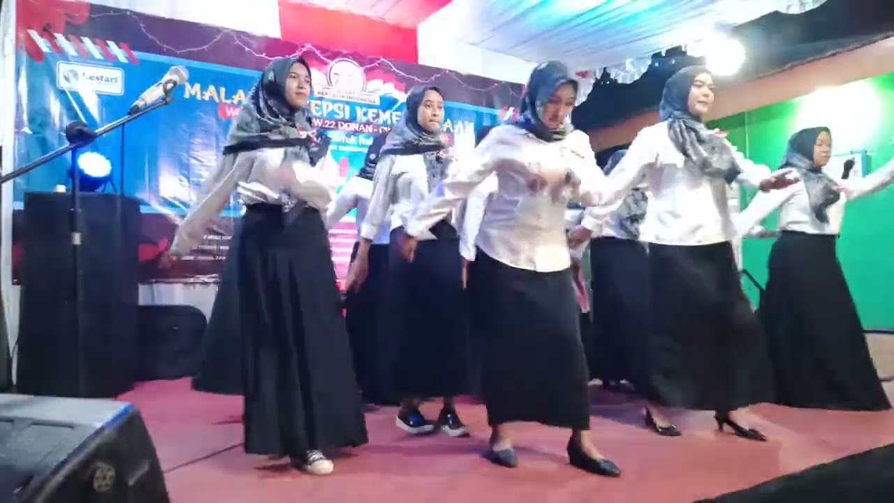 Mamah-mamah muda dalam tarian 