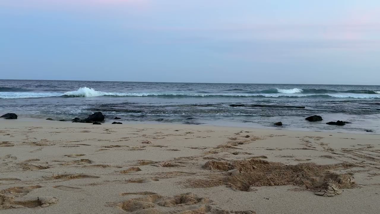 Soothing Shoreline Waves – Kauai 🌊