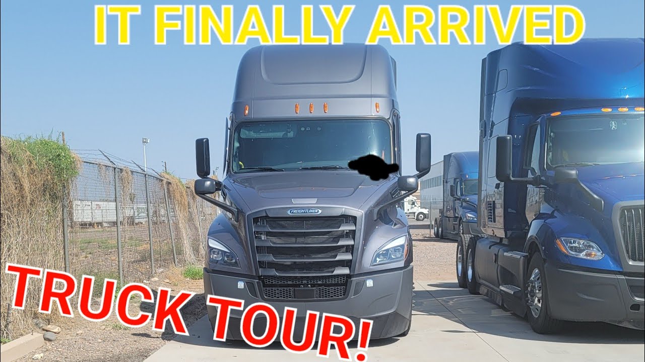 The long awaited truck tour of my 2022 Freightliner Cascadia - 