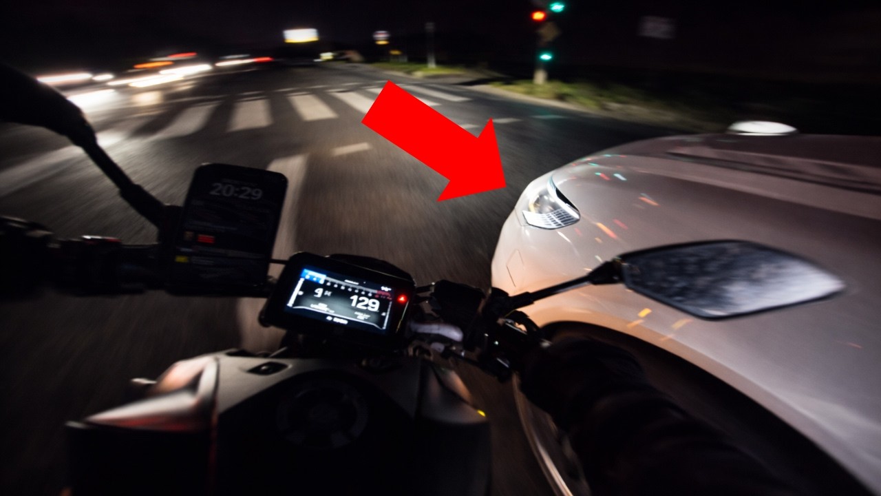 IL ÉTAIT SÛR QUE ÇA PASSERAIT… 😡 | Compilation Moto 2026