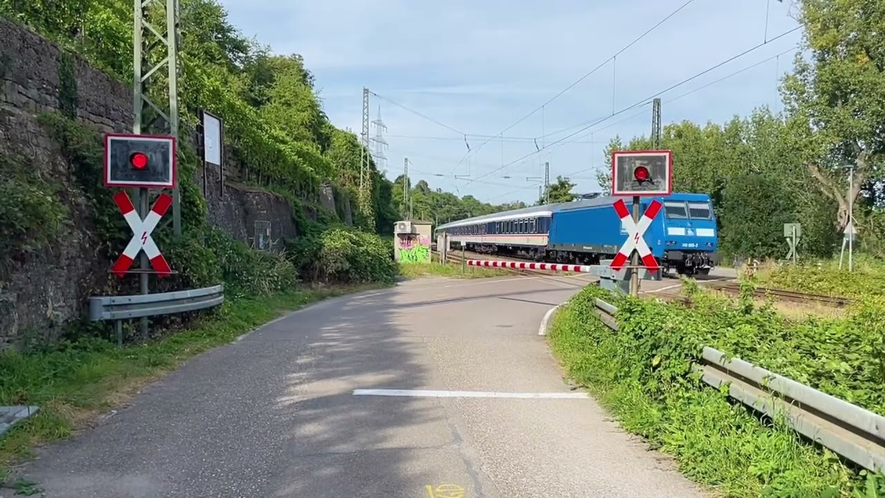 Bahnübergang Nordheim Bahnhofplatz  |  Fü 2H/60  |  !!Radfahrer umfährt geschlossene Schranken!!