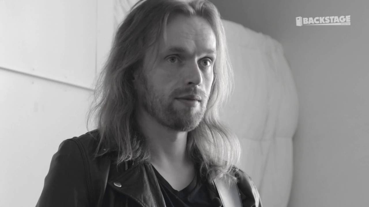 Anssi Kela with Custom Boards pedalboard (in Finnish)