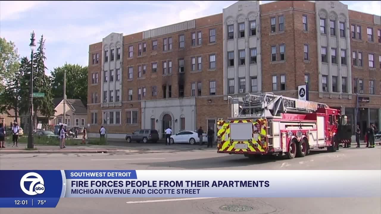 4 injured, 2 hospitalized in apartment fire on Detroit's west side
