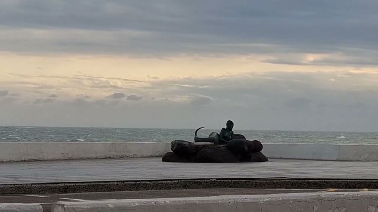 Веракрус и Гавана похожи, в частности, тем, что морские волны перекатываются через стену бульвара.