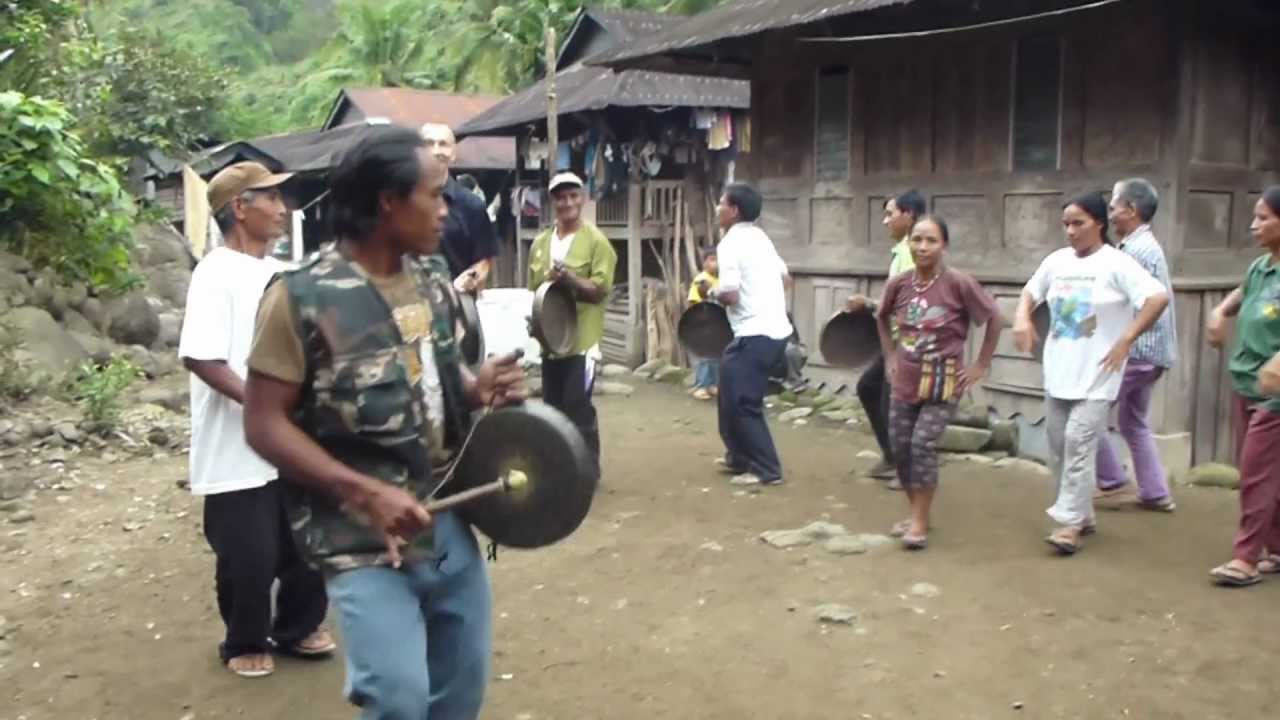 Father, would you like to play the gong? - Playing the gongs at Dacalan (Tanudan), Kalinga