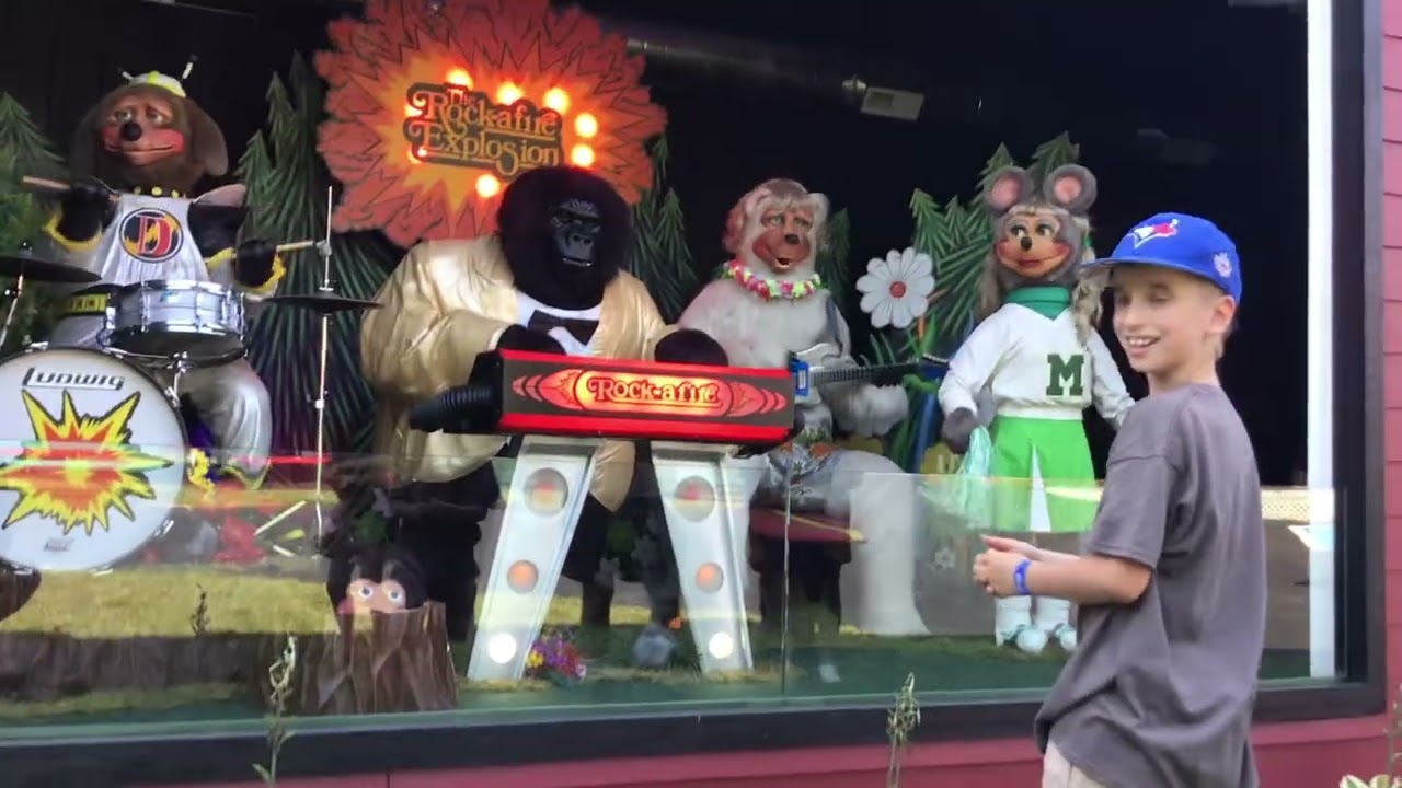 The rock afire explosion born to run volo auto museum #showbizpizza#rockafireexplosion