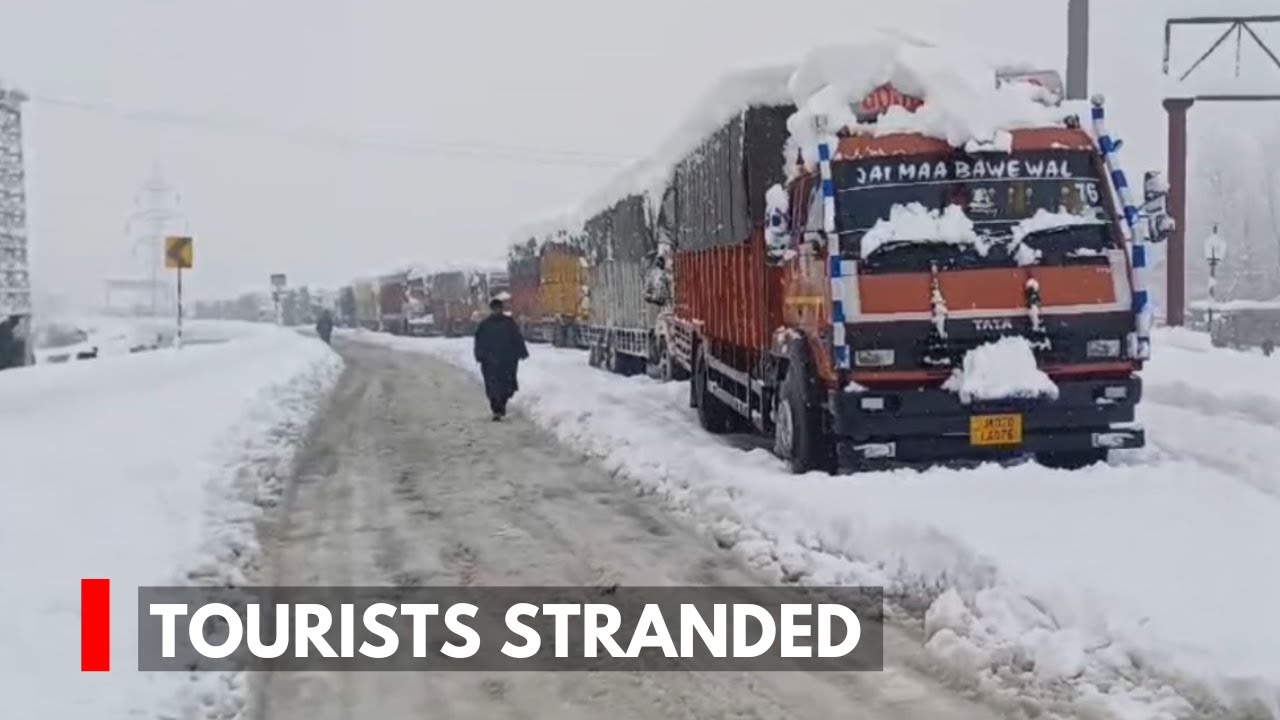 Tourists Stranded: Snow-Choked National Highway Near Qazigund Leaves Travelers in the Lurch