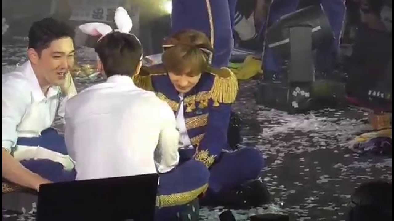 150301 SS6Macau  Eunhyuk om nom nom