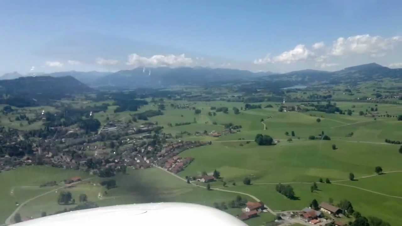 Anflug und Landung mit einer Cessna 172 in Kempten (EDMK), Piste 35