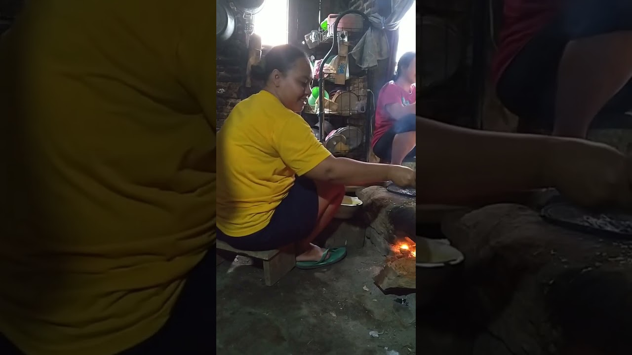 Hidup didesa kalau ada tetangga yang repot past banyak yang membantu.membuat rempeyek 