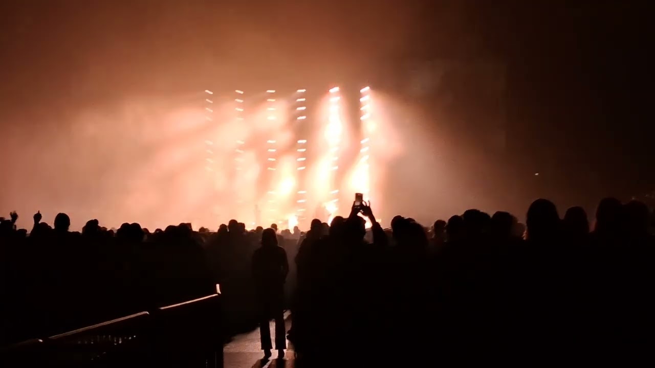 Nine Inch Nails | I'm Afraid of Americans (David Bowie Cover) 02/25/2026 St. Louis, MO