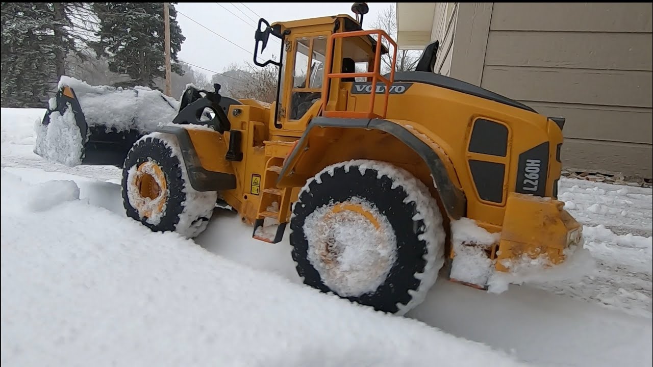 Moving snow with an RC loader - Volvo L260H