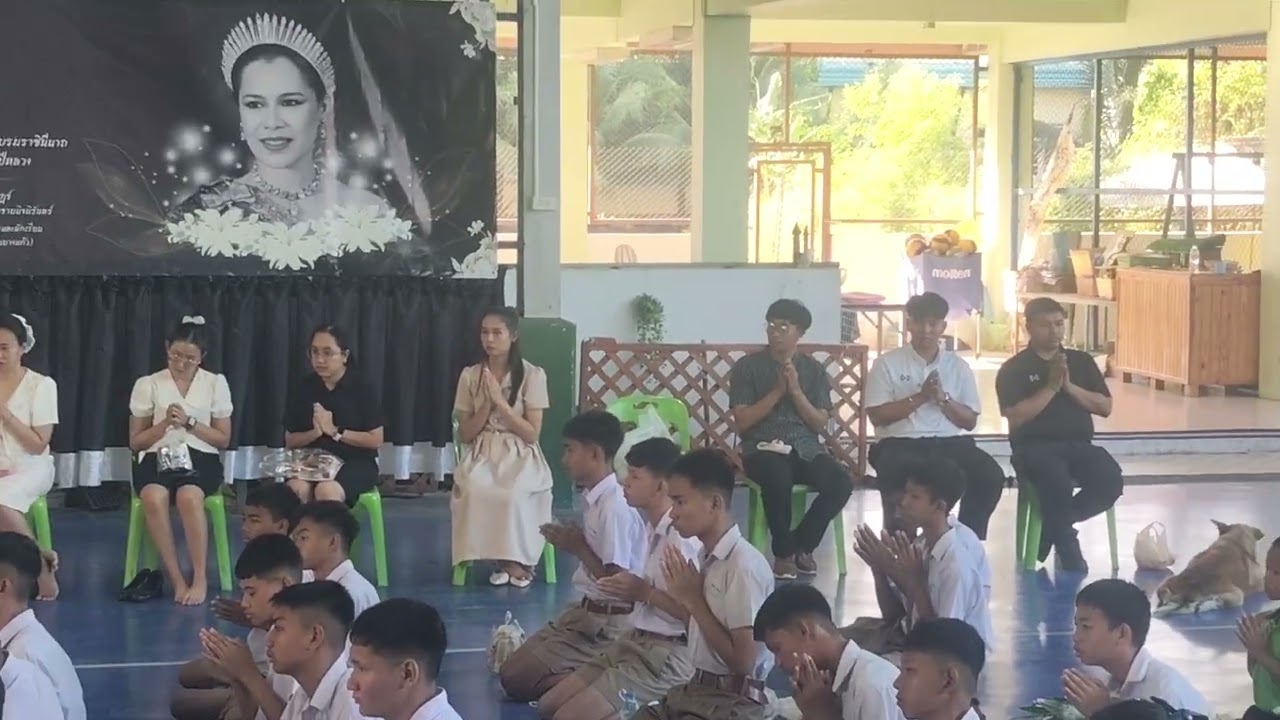ทำบุญใสบาตร
