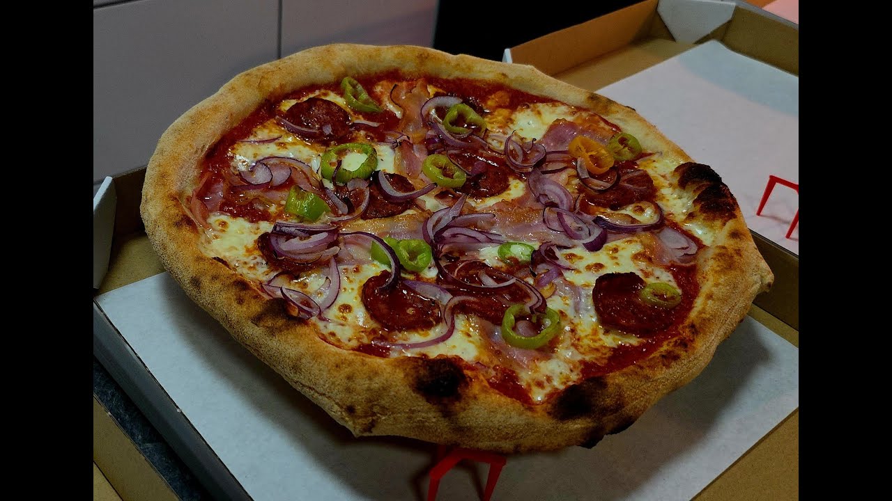 Magyaros és 4 sajtos pizza sütése a Kakas pizzában Cuppone kemencével! Michelangelo Ml635